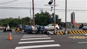 高雄燕巢自撞，一家四口送醫，父親身亡。（圖／翻攝畫面）