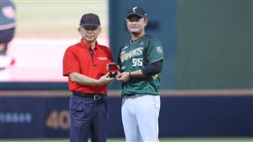 ▲台鋼雄鷹投手王躍霖，回到娘家味全龍主場獲頒冠軍戒。（圖／味全龍提供）