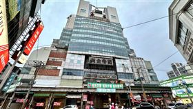 彰化員林地標黃金帝國  預計年底前開拆彰化縣員林市站前地標黃金帝國於921地震後被判定為危樓，縣府表示，已編列拆除經費新台幣8100萬元，將分為規劃設計及工程2階段進行，預計年底前開拆。中央社記者鄭維真攝  113年5月3日