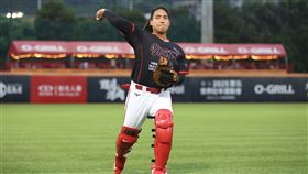 ▲味全龍捕手吉力吉撈．鞏冠成為中職使用PitchCom的選手。（圖／味全龍提供）