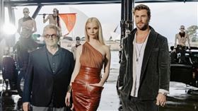 《芙莉歐莎：瘋狂麥斯傳奇篇章》導演喬治米勒（左起）、安雅泰勒喬伊、「雷神」克里斯漢斯沃現身。（圖／華納兄弟提供）