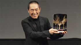 張藝謀獲頒義大利烏甸尼遠東國際影展「金桑樹終身成就獎」。（圖／義大利烏甸尼遠東國際影展提供）