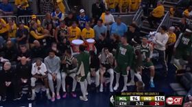 公鹿後衛貝佛利第四節末段被拍到用球砸溜馬球迷。（圖／翻攝自X）