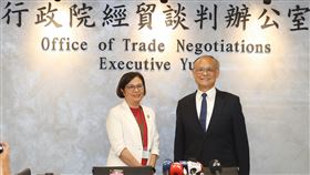 鄧振中、楊珍妮說明台美貿易倡議2階段談判進展行政院經貿談判辦公室3日舉行台美21世紀貿易倡議協定第2階段第2次實體談判會後說明記者會，由行政院政務委員、經貿談判辦公室總談判代表鄧振中（右）及副總談判代表楊珍妮（左）出席，說明這次台美談判農業、勞動與環境3大議題最新進展。中央社記者謝佳璋攝　113年5月3日
