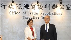 鄧振中、楊珍妮說明台美貿易倡議2階段談判進展行政院經貿談判辦公室3日舉行台美21世紀貿易倡議協定第2階段第2次實體談判會後說明記者會，由行政院政務委員、經貿談判辦公室總談判代表鄧振中（右）及副總談判代表楊珍妮（左）出席，說明這次台美談判農業、勞動與環境3大議題最新進展。中央社記者謝佳璋攝　113年5月3日
