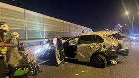 台74線兩車高速追撞，爛成廢鐵，所幸駕駛僅送輕傷。（圖／翻攝畫面）