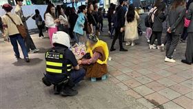 網友分享一張警察關切賣花老婦的照片。（圖／翻攝自臉書）