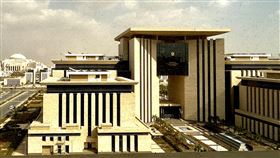 開羅新首都區域法務部大樓埃及因經濟持續惡化，物價不斷創新高，社會治安也引人擔憂，各種盜搶拐騙等犯罪層出不窮。圖為位於開羅新首都區內的法務部大樓。中央社記者施婉清開羅攝  113年4月30日