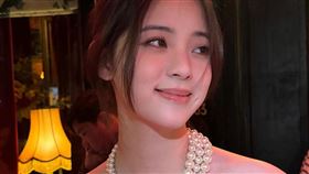 歐陽娜娜雙手交叉「擠深溝」險走光。（圖／翻攝自nanaouyang IG）