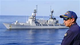 美菲法多邊海上演習海上整補菲律賓船塢登陸艦「南納卯號」指揮官桑達露（Marco Sandalo）4月26日觀察海上整補（RAS）演習情形。中央社特約記者Edward Bungubung攝  113年5月2日