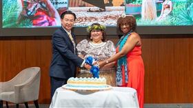 馬紹爾群島共和國駐台大使卡蒂爾（Anjanette_Kattil）（中）與外交部長吳釗燮（左）、聖文森及格瑞那丁駐台大使暨駐台使節團團長柏安卓（Andrea_Bowman）（右）共同切蛋糕祝賀馬國45週年憲法日。（外交部提供）