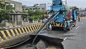 竹縣湖口路面出現天坑  封路灌漿搶修新竹縣湖口鄉成功路4日被民眾發現路面出現長約6.4公尺、寬約2.3公尺的坑洞，竹縣府工務處接獲通報到場封路，坑洞內未發現管線受損，瓦斯公司檢測確認沒有漏氣，由廠商緊急灌漿搶修。（新竹縣政府提供）中央社記者魯鋼駿傳真  113年5月4日