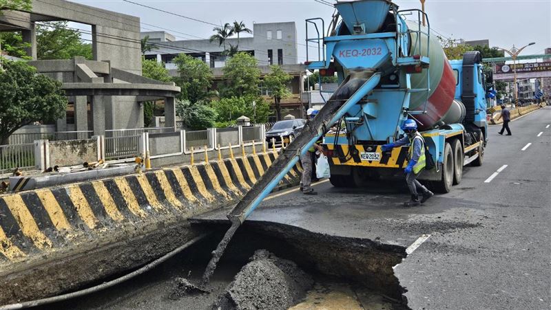 新竹湖口路面驚現天坑！一整個車道都坍了