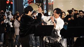 曾翻唱〈我們到底算什麼〉韓國YouTuber信義區街頭演出，徐暐翔現身合唱。（圖／OUBA MUSIC提供）