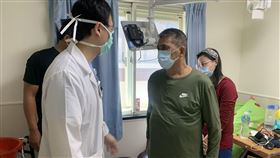 譚先生（右）向醫師道謝。（圖／門諾醫院提供）