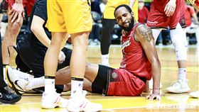 ▲T1季後賽，臺北戰神洋將傑佛森受傷送醫。（圖／記者劉彥池攝影）