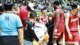 ▲T1季後賽，臺北戰神洋將傑佛森受傷送醫。（圖／記者劉彥池攝影）