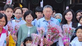 台灣民眾黨主席柯文哲與妻子陳珮琪、黨籍立委林憶君，到花蓮重慶市場送康乃馨撫慰災民