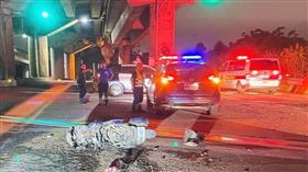 桃園高中生無照酒駕載女撞貨車，雙雙送醫不治。（圖／翻攝畫面）