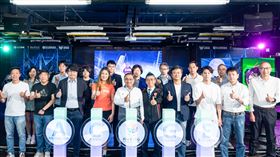 ▲新北市長侯友宜今(4)日除了親臨現場為選手加油打氣，同時與威剛科技、微星科技、宇峻奧汀、天火數位、昱泉國際、鍇睿國際等總會發起人及產學代表，共同宣誓「新北市電競產業總會」正式啟動籌組程序。(圖/新北電競基地提供)