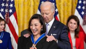 美國總統拜登（後）頒發總統自由勳章給楊紫瓊（前）。（圖／翻攝自michelleyeoh_official IG）