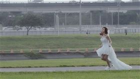 吳申梅披白紗在河濱公園拍MV。（圖／放音樂提供）