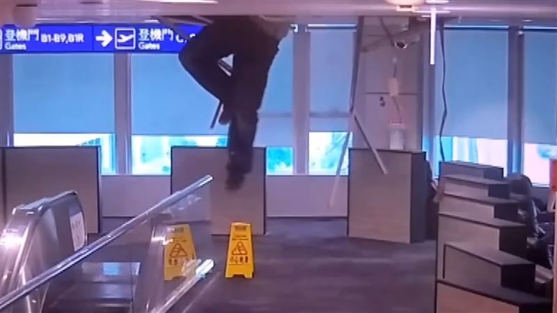 桃機天花板砸落「工人吊半空」 桃機回應