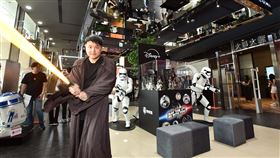 迎接5月4日星際大戰日，台灣大與長期策略合作夥伴Disney+聯手，打造限時「星際大戰主題展區」，展出星戰系列公仔與樂高。（圖／台灣大提供）