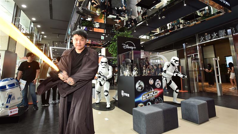 星戰迷暴動！黑武士光劍真品拍出破億天價