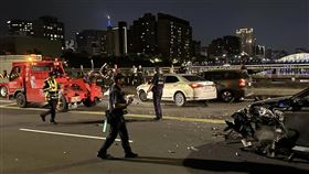 ▲成美橋上3車車禍，造成4人送醫，事故原因還有待釐清。（圖／翻攝自臉書社團「重機車友 各區路況天氣、資訊分享中心」）