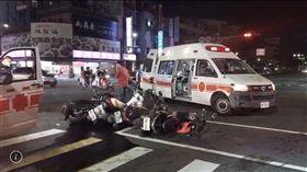 ▲高雄市鳳山區建國路二段整排停等紅綠燈的機車被撞翻，5車撞成一團，造成3人受傷送醫。（圖／翻攝畫面）
