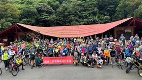 200位車友4日快閃抗議，提出「還我三貂嶺隧道自行車道！」訴求。（圖／民眾提供）