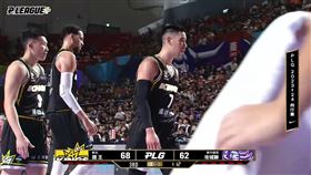 新北國王球星林書豪第3節節末和新竹攻城獅施顏宗相撞，右眉上方受傷濺血。（圖／翻攝自PLG聯盟YT頻道）