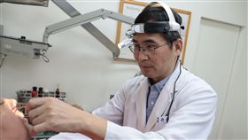 衛福部彰化醫院看診耳鼻喉科主任許嘉方強調，長期鼻塞一定要就醫檢查，不見得只是鼻竇炎或鼻瘜肉，也有可能是腫瘤。（圖／翻攝自彰化醫院臉書）
