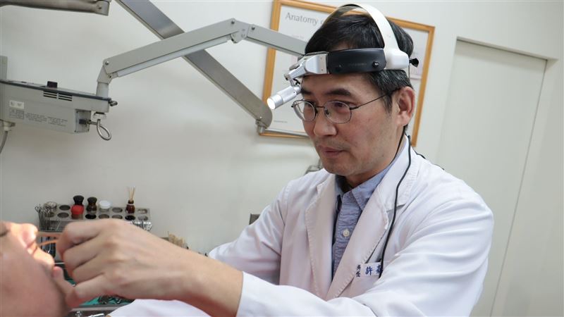 男鼻塞感冒狂流血　竟遭10公分乳突瘤堵住