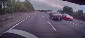 法拉利296 GTB出事前在國道上狂飆，連續變換車道超車。（圖／翻攝Wowtchout-地圖型行車紀錄器分享平台）