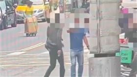 夫妻違停斑馬線買便當！路人急勸竟爆衝突　他PO文狠酸：頂多被撞死。（圖／翻攝畫面）