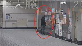 搭乘捷運通勤是不少民眾的生活日常，怎料，近日台北捷運公司在在清點票卡加值機的硬幣時，竟發現部分站體的加值機內出現大量瑕疵幣，遭到金融機構無法判別真偽而拒收。由於案情特殊且數量龐大，捷運公司隨即通報捷運警察隊偵辦。循線逮到涉案的蔡姓兄弟，清查後蔡男經手瑕疵幣3974枚，蔡男胞弟則經手1174枚，不法獲利新台幣25萬餘元，詢後依涉嫌刑法特種詐欺罪、行使偽造貨幣罪等移送臺北地方檢察署偵辦。