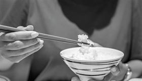 男子用餐到一半，突然「石化」。（示意圖／Pixabay）