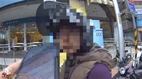 以為只是開紅單！通緝犯「偷藏4張金融卡」秒被抓包　急喊：路上撿到的。（圖／翻攝畫面）