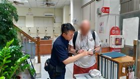 澳洲大叔台中迷途  警方協助尋找方向69歲澳洲籍男子Gary（右）退休後到各地旅行，日前在台灣前往飯店途中，因手機網路無法連線迷失方向，在警方協助下，順利抵達飯店。（警方提供）中央社記者趙麗妍傳真  113年5月5日