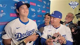 ▲道奇教頭羅伯茲（Dave Roberts）亂入大谷翔平賽後訪問。（圖／翻攝自Dodgers Nation X）