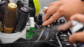 嚴守防疫　美髮師清潔店面（3）疫情持續延燒，台北市的美髮業者加強防疫，隨時消毒剪刀與理髮用具，讓顧客安心剪髮。中央社記者鄭清元攝  110年6月9日