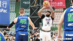 ▲T1季後賽，桃園永豐雲豹洋將卡森斯（DeMarcus Cousins）出手。（圖／記者劉彥池攝影）