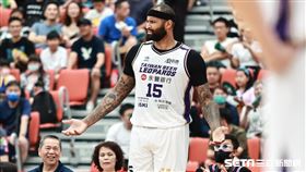 ▲T1季後賽，桃園永豐雲豹洋將卡森斯（DeMarcus Cousins）被吹技術犯規。（圖／記者劉彥池攝影）