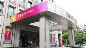 兆豐銀行向來以經營穩健與福利制度完善著稱，本年度整體調薪幅度可望突破9%，創歷年新高。（圖／兆豐銀行提供）