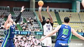 ▲T1季後賽，桃園永豐雲豹洋將卡森斯（DeMarcus Cousins）投進中距離。（圖／記者劉彥池攝影）