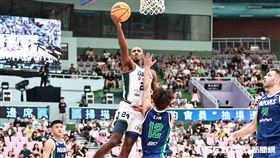 ▲T1季後賽，桃園永豐雲豹洋將克羅馬（Lasan Kromah）上籃得分。（圖／記者劉彥池攝影）