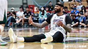 ▲T1季後賽，卡森斯（DeMarcus Cousins）被犯規倒地。（圖／記者劉彥池攝影）