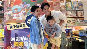 Terry（江振愷）帶8歲和4歲兒子出席出席「小兒子阿甯咕」系列作品活動。（圖／記者陳穎攝影）